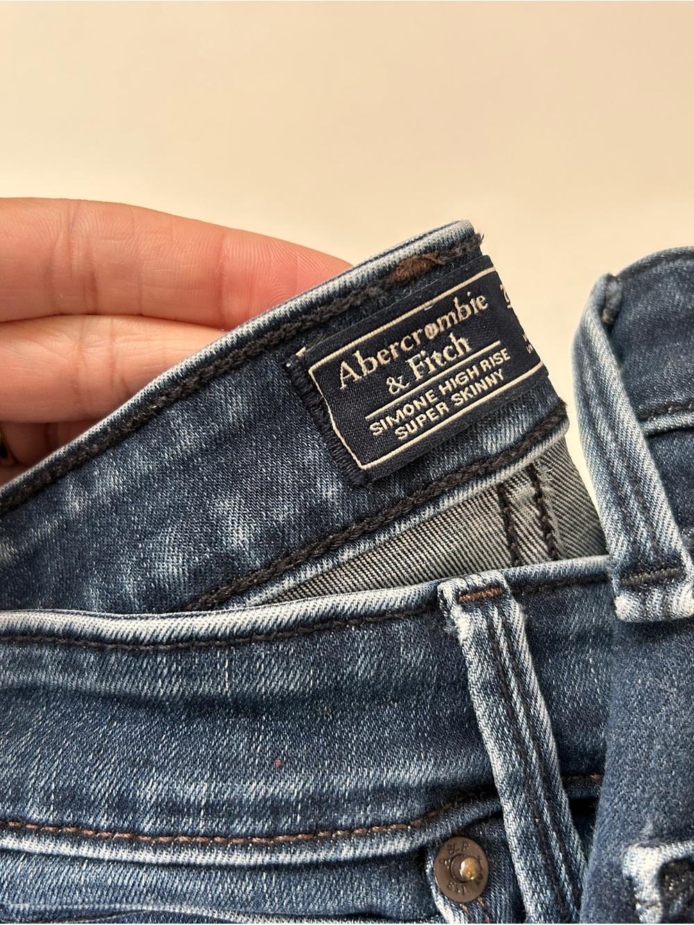 25/0 R - Abercrombie & Fitch Women’s Skinny Jeans - Various washes - Picture 3 of 8